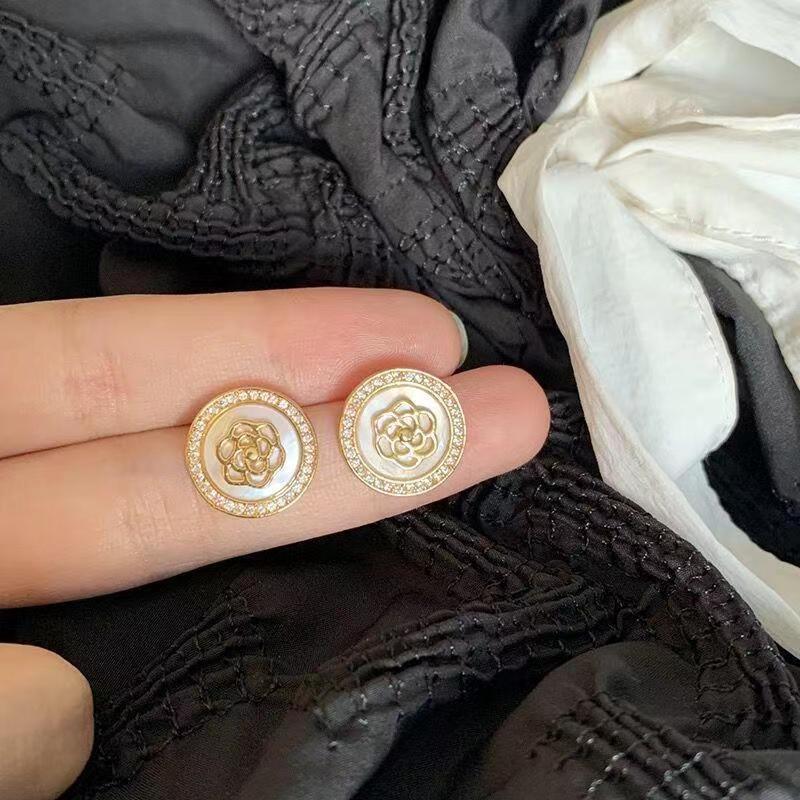 Women Fashion Round Flower Earrings in Gold Tone