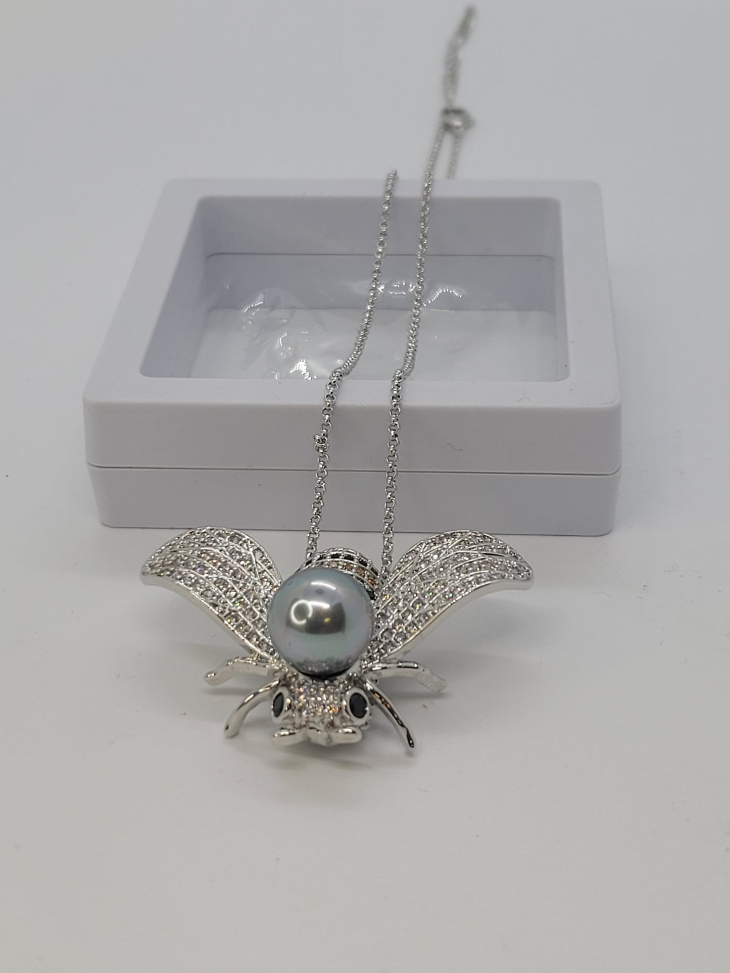 Stunning Crystal Bee Brooch Necklace Silver Tone