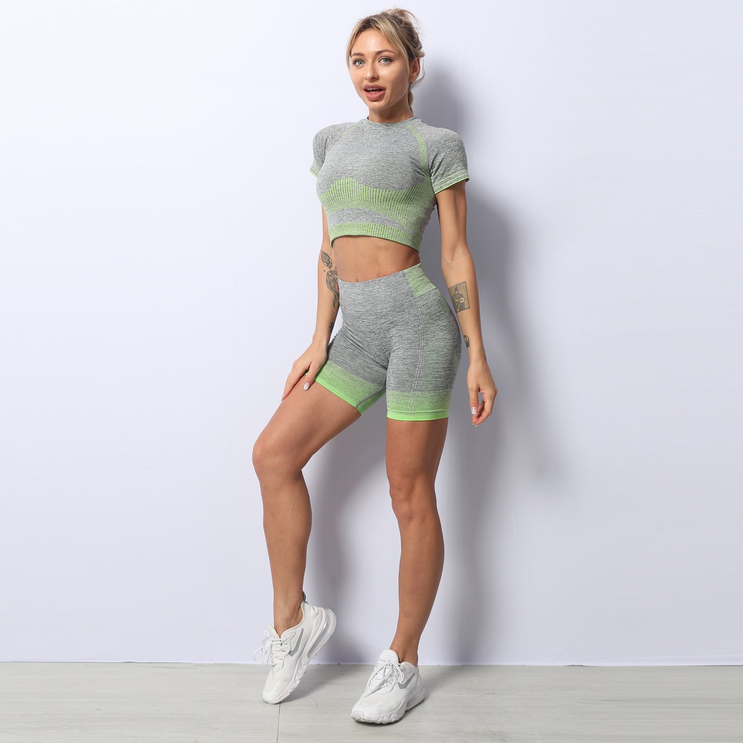 Seamless High Quality Stretchy Yoga Activewear Gym Suit 2pcs Set Grey & Green - Top and Shorts