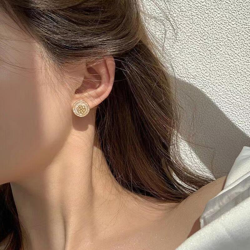 Women Fashion Round Flower Earrings in Gold Tone
