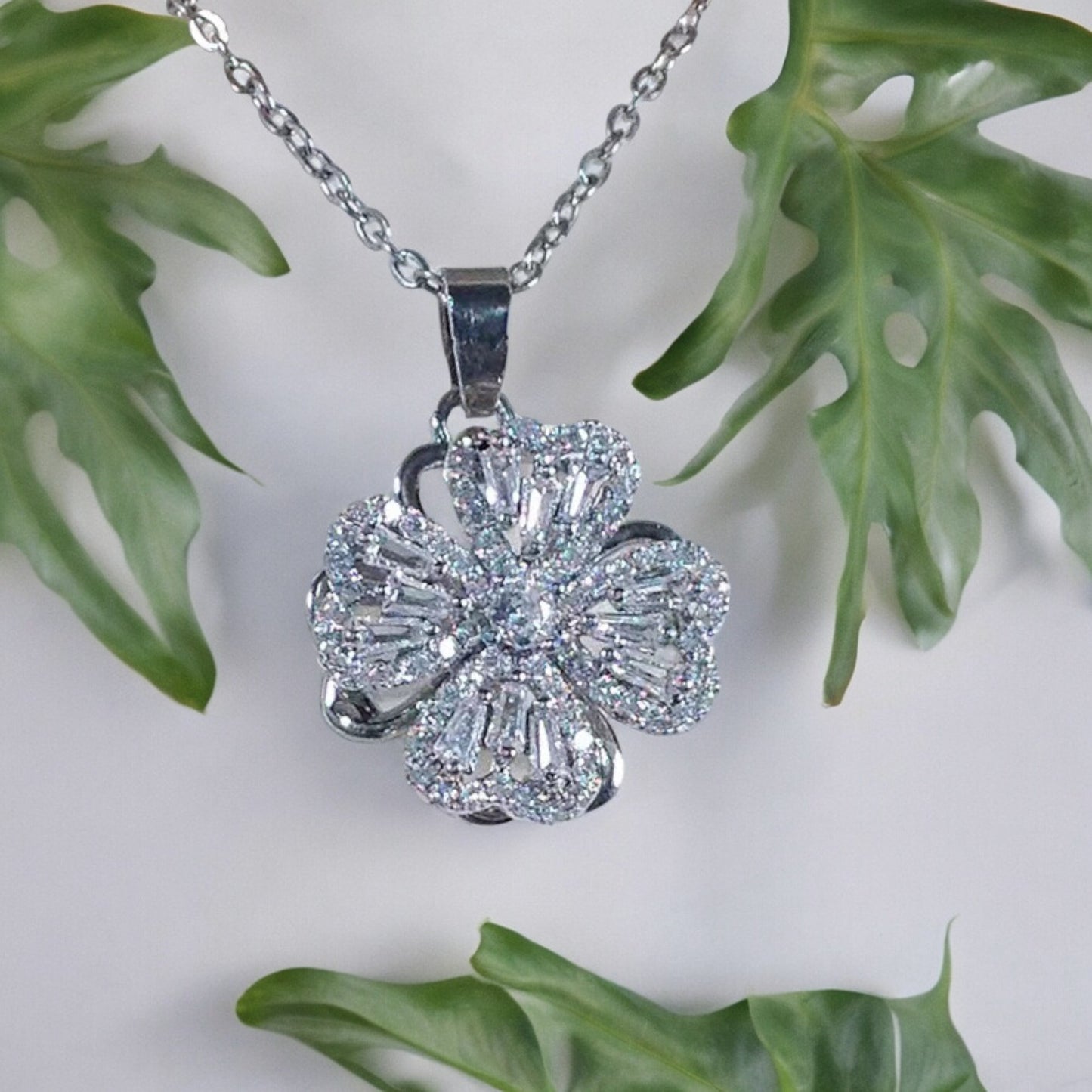 Fashionable Rotating Crystal Four Leaf Clover Spinning Fidget Pendant Necklace