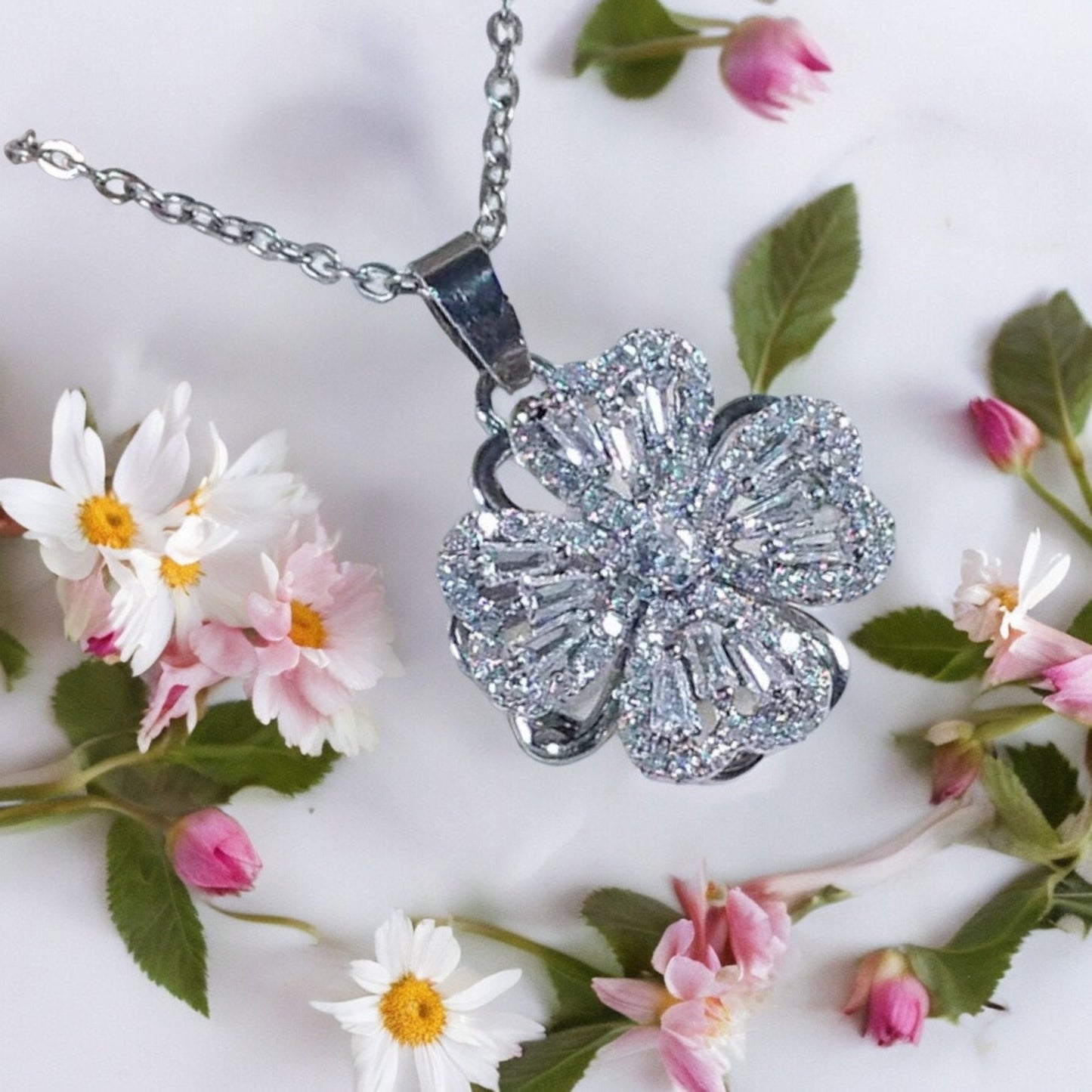 Fashionable Rotating Crystal Four Leaf Clover Spinning Fidget Pendant Necklace