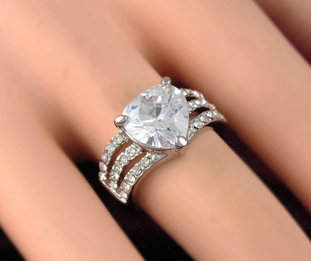 Gift Her Your Heart: Elegant Cubic Zirconia Crystal Ring She’ll Treasure