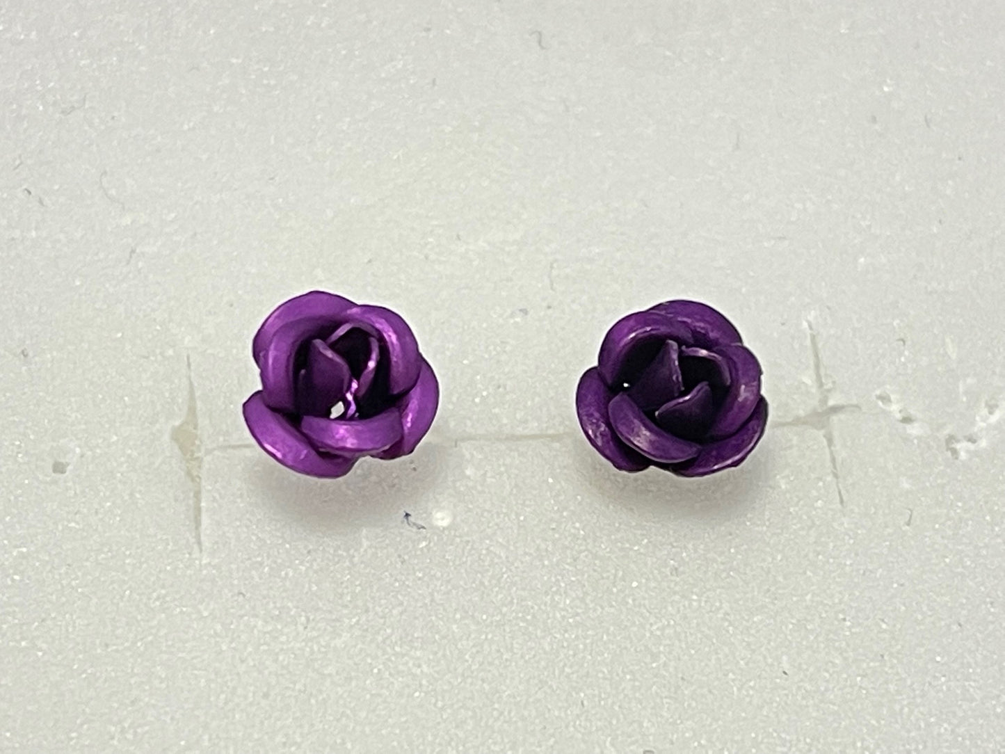 2 Pairs – Delicate Floral 3D Craved Rose Nylon Plastic Posts Stud Hypoallergenic Earrings