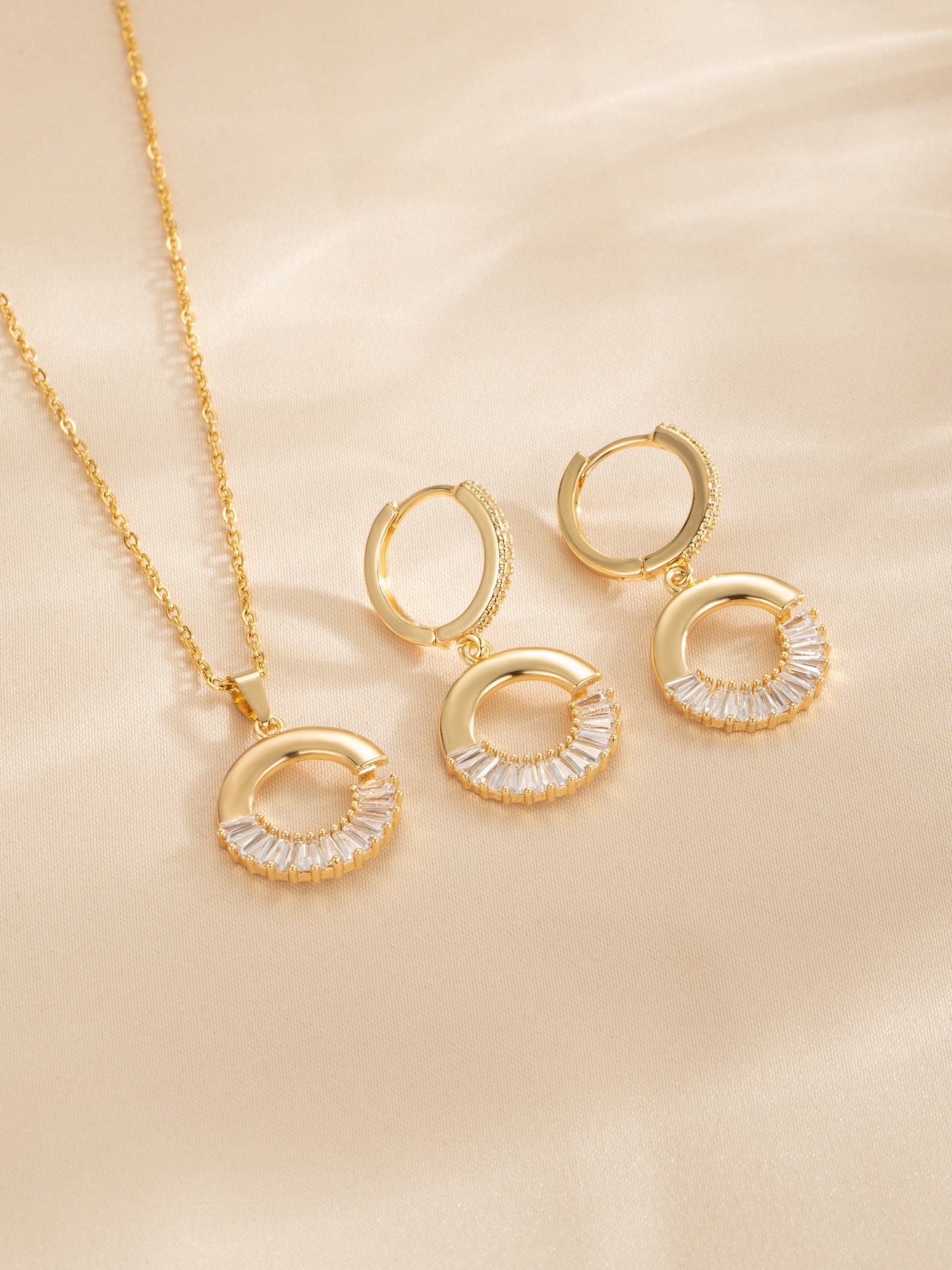 Gold Tone Crystal Round Crystal Pendant Necklace and Earrings Jewellery Set