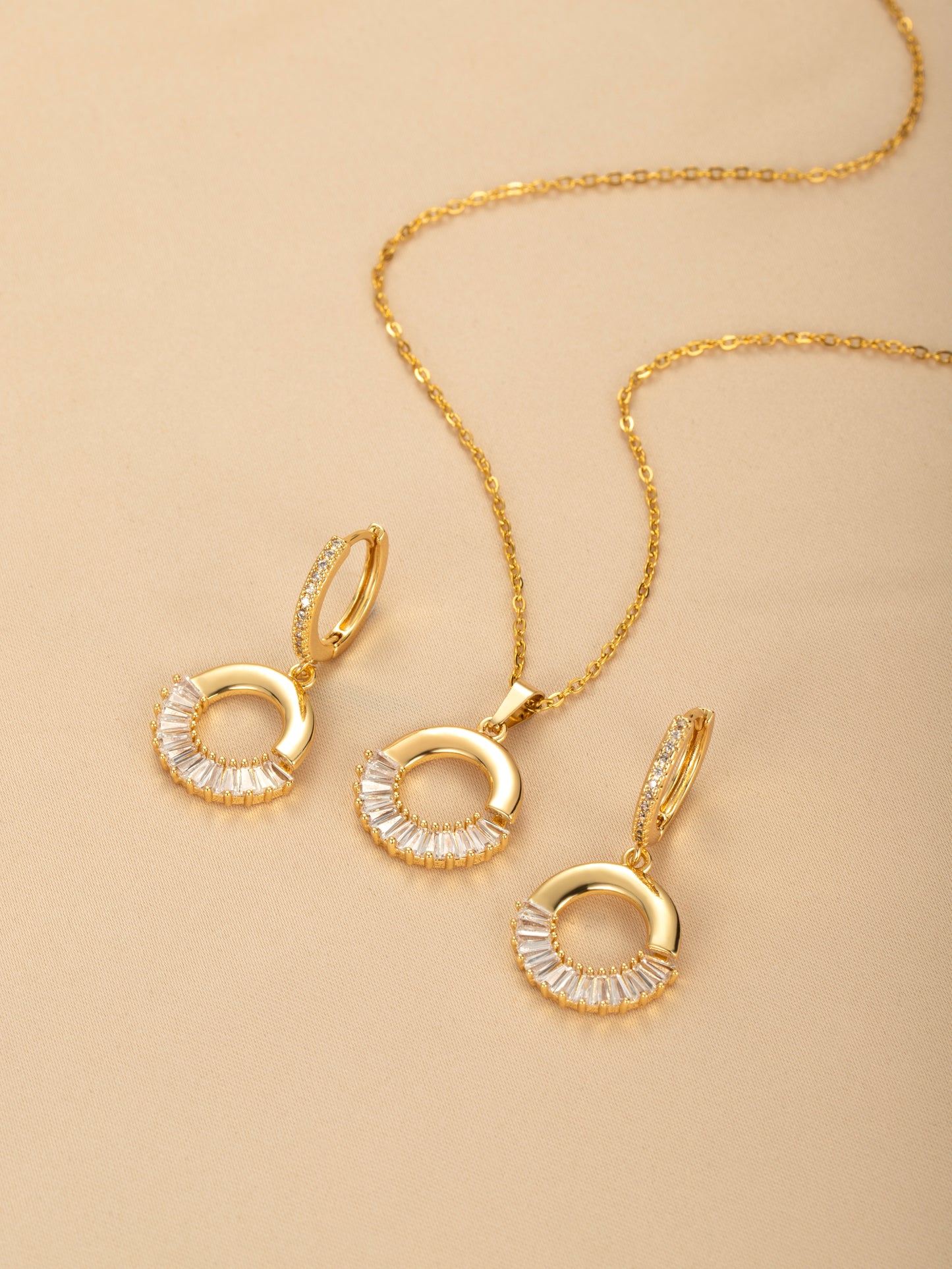 Gold Tone Crystal Round Crystal Pendant Necklace and Earrings Jewellery Set