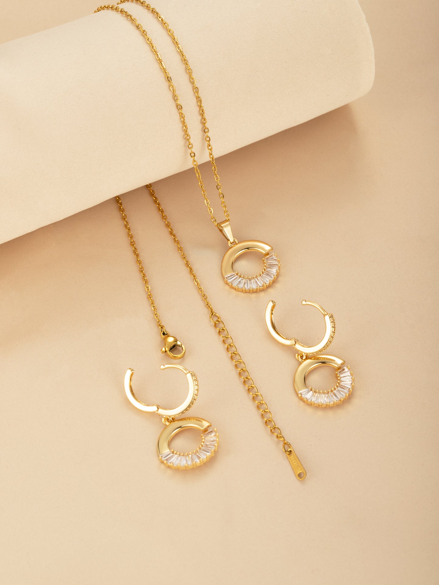 Gold Tone Crystal Round Crystal Pendant Necklace and Earrings Jewellery Set