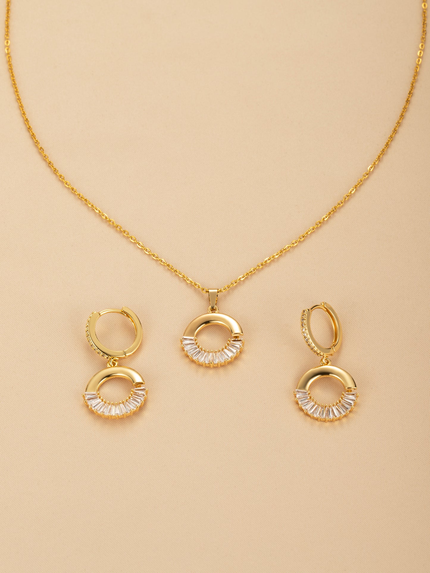 Gold Tone Crystal Round Crystal Pendant Necklace and Earrings Jewellery Set