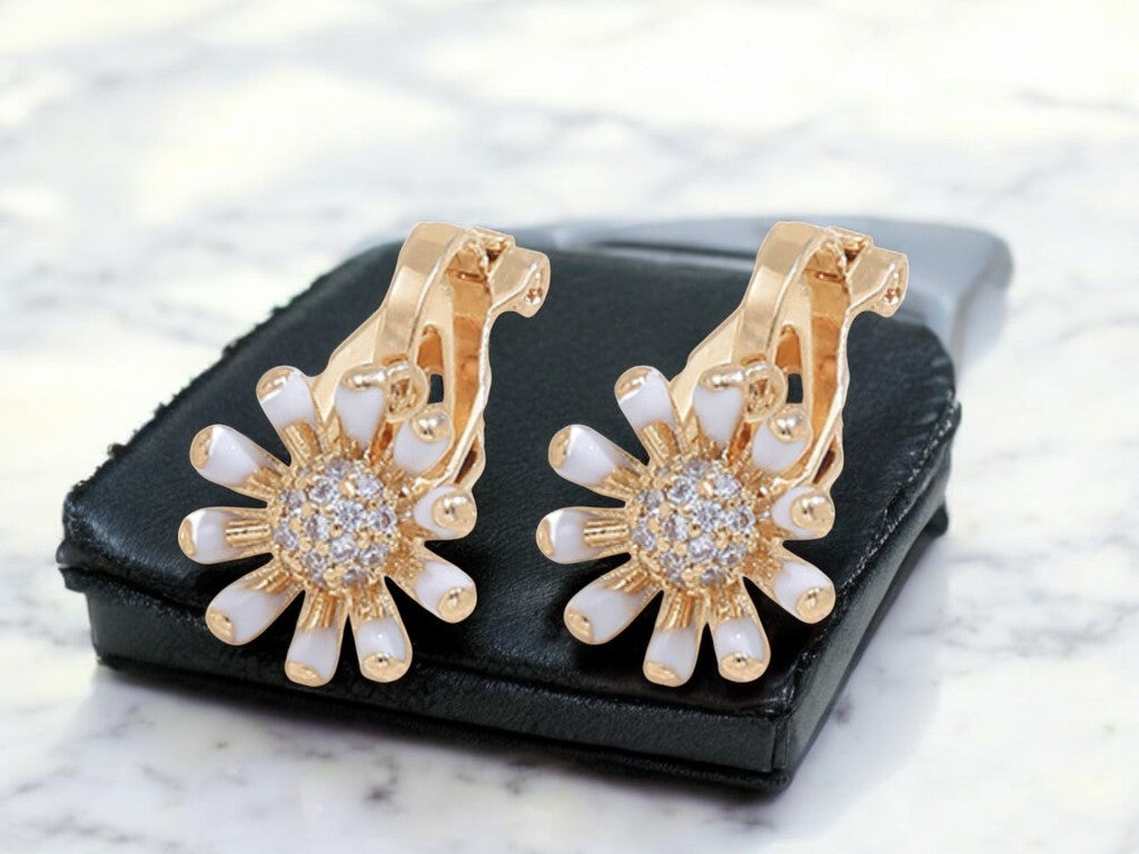Beautiful Daisy Flower Clip on Earrings in Gold Tone