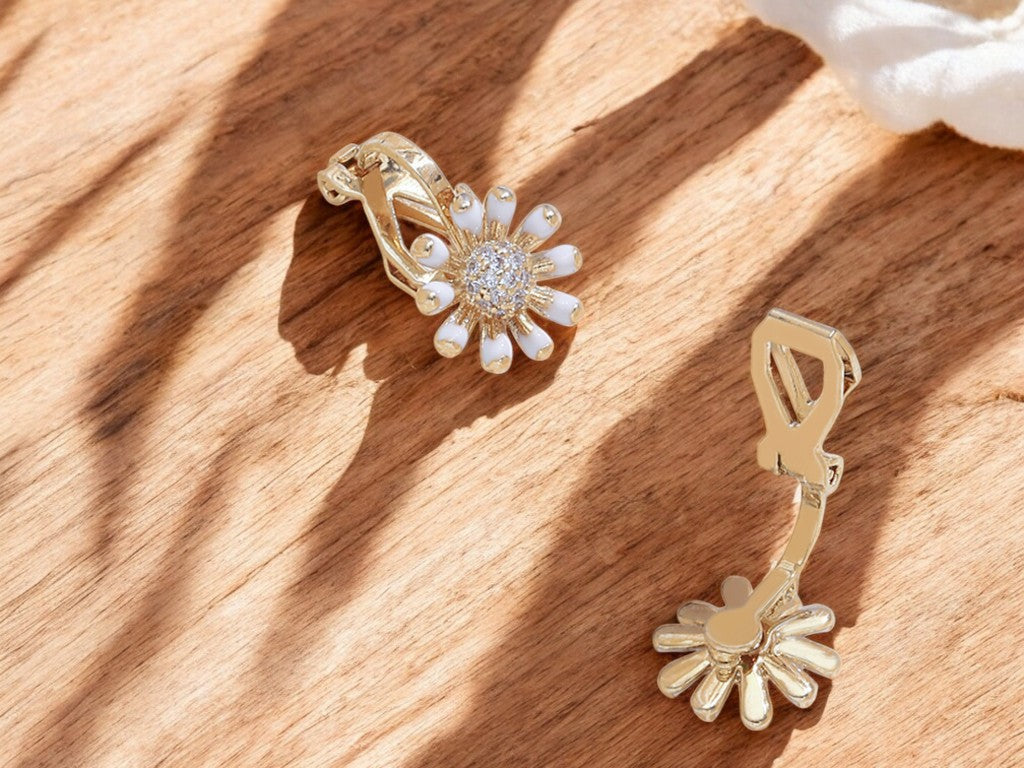 Beautiful Daisy Flower Clip on Earrings in Gold Tone