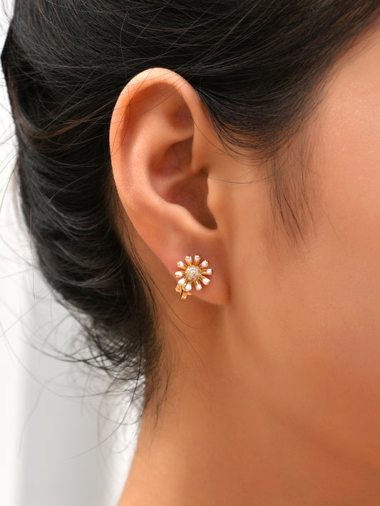 Beautiful Daisy Flower Clip on Earrings in Gold Tone