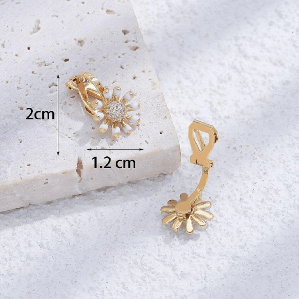 Beautiful Daisy Flower Clip on Earrings in Gold Tone