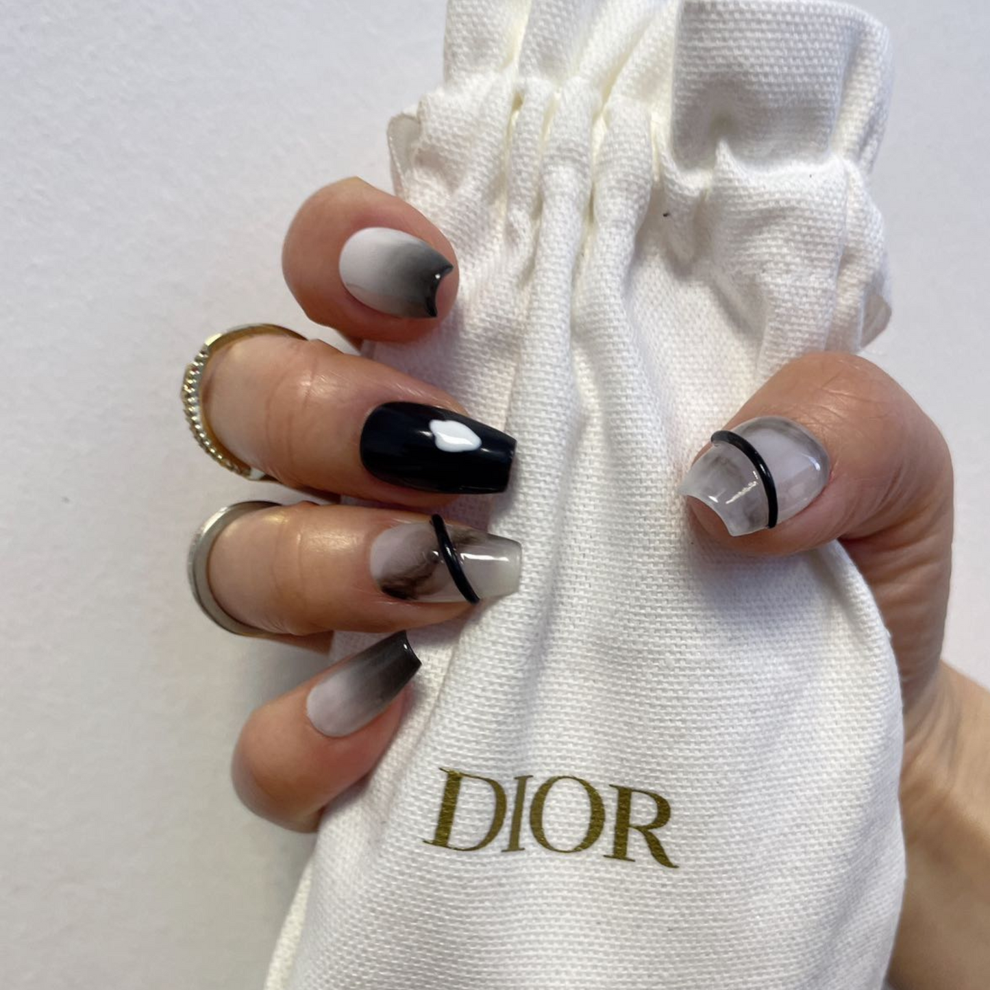 Mono Classic Handmade Press On Nail Black Ombre Coffin