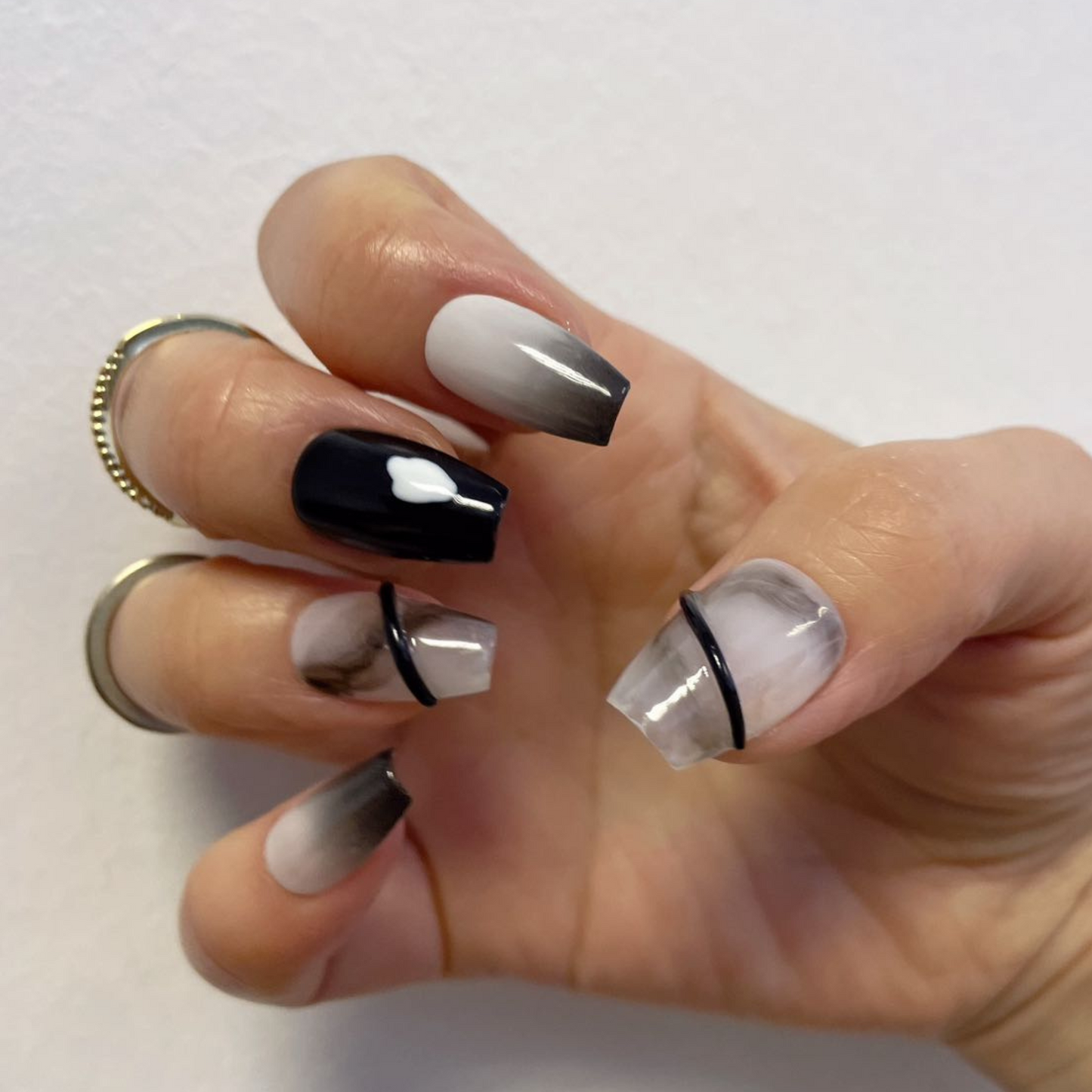 Mono Classic Handmade Press On Nail Black Ombre Coffin