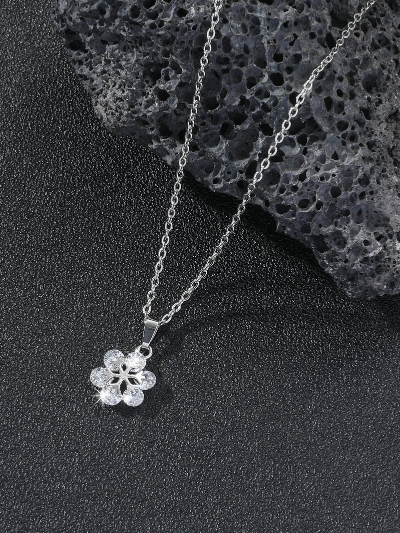 Beautiful Snowflake Zirconia Crystal Silver Pendant Necklace