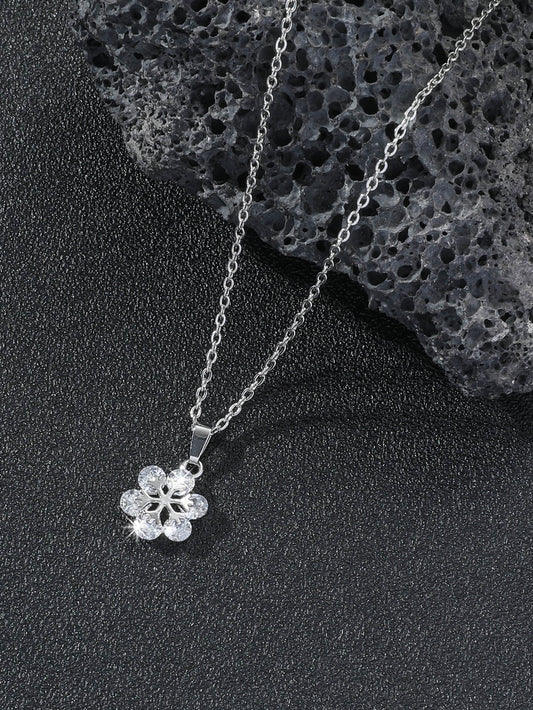 Beautiful Snowflake Zirconia Crystal Silver Pendant Necklace