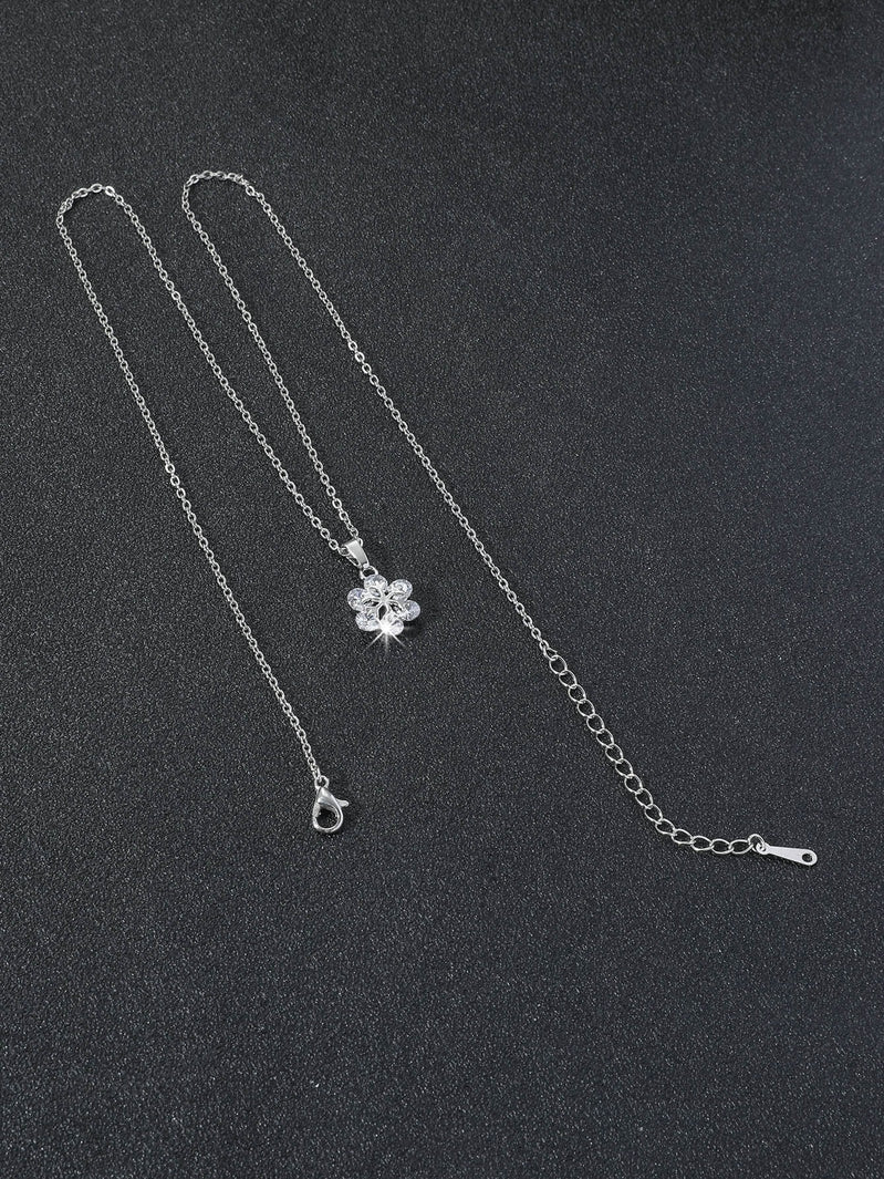 Beautiful Snowflake Zirconia Crystal Silver Pendant Necklace